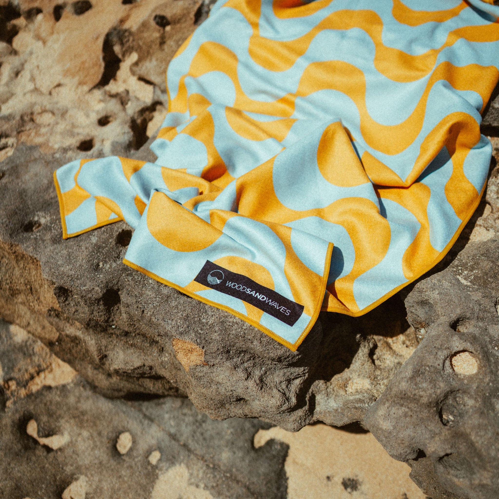 Copacabana Lemon - Sandabweisendes Strandtuch mit Geheimfach - WOODSANDWAVES