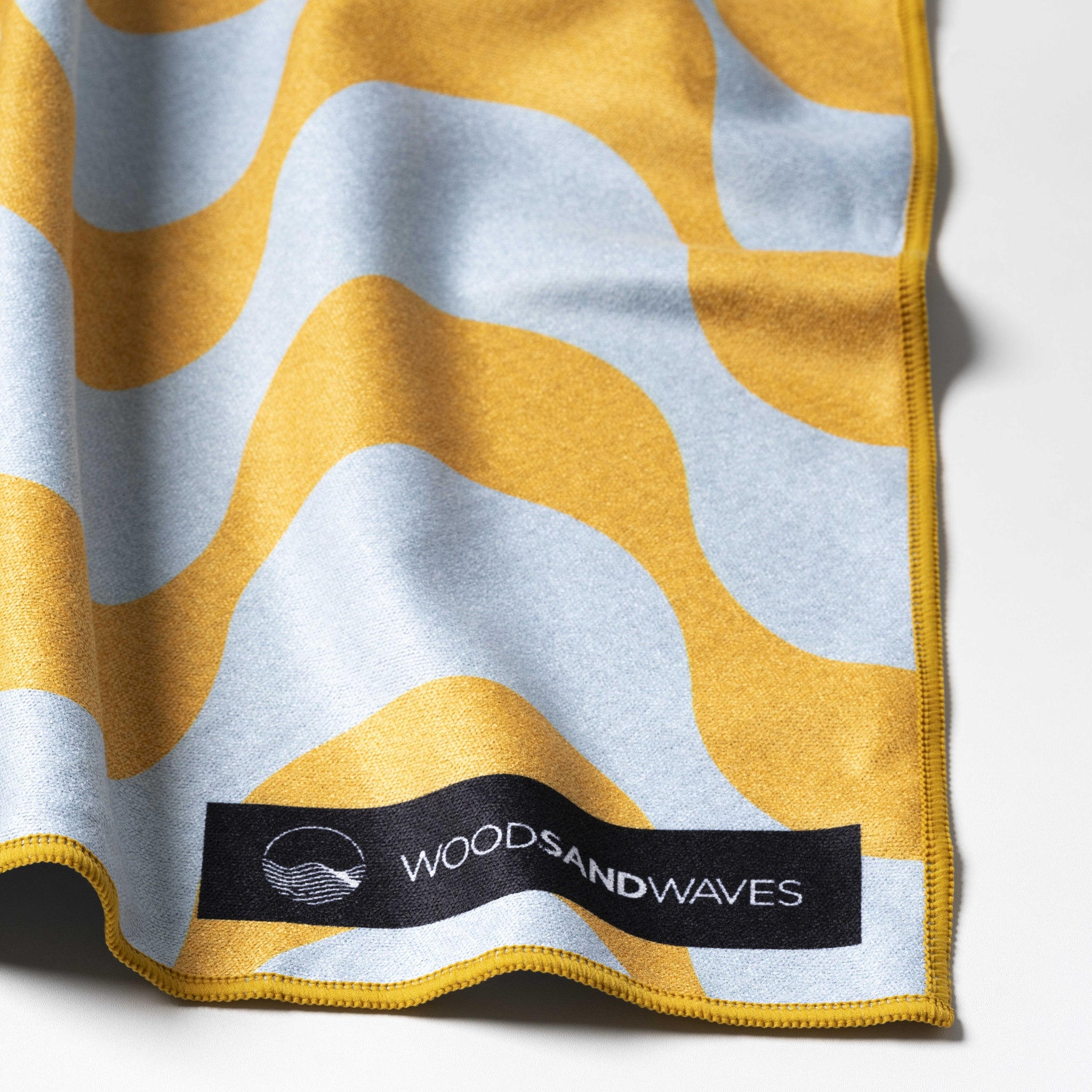 Copacabana Lemon - Sandabweisendes Strandtuch mit Geheimfach - WOODSANDWAVES