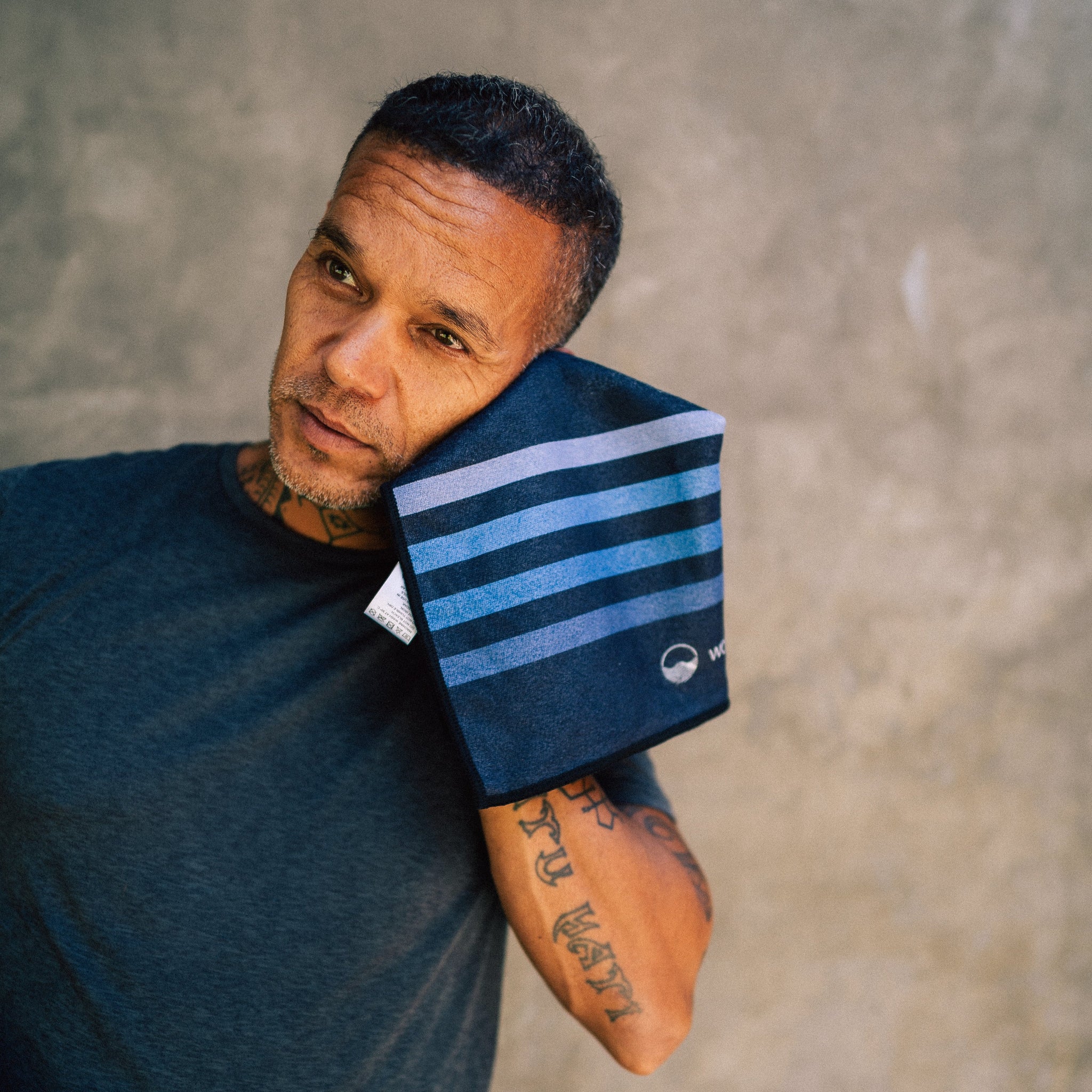 Calm Cruise Black - Sporthandtuch mit Magnet & Zipper-Tasche - WOODSANDWAVES