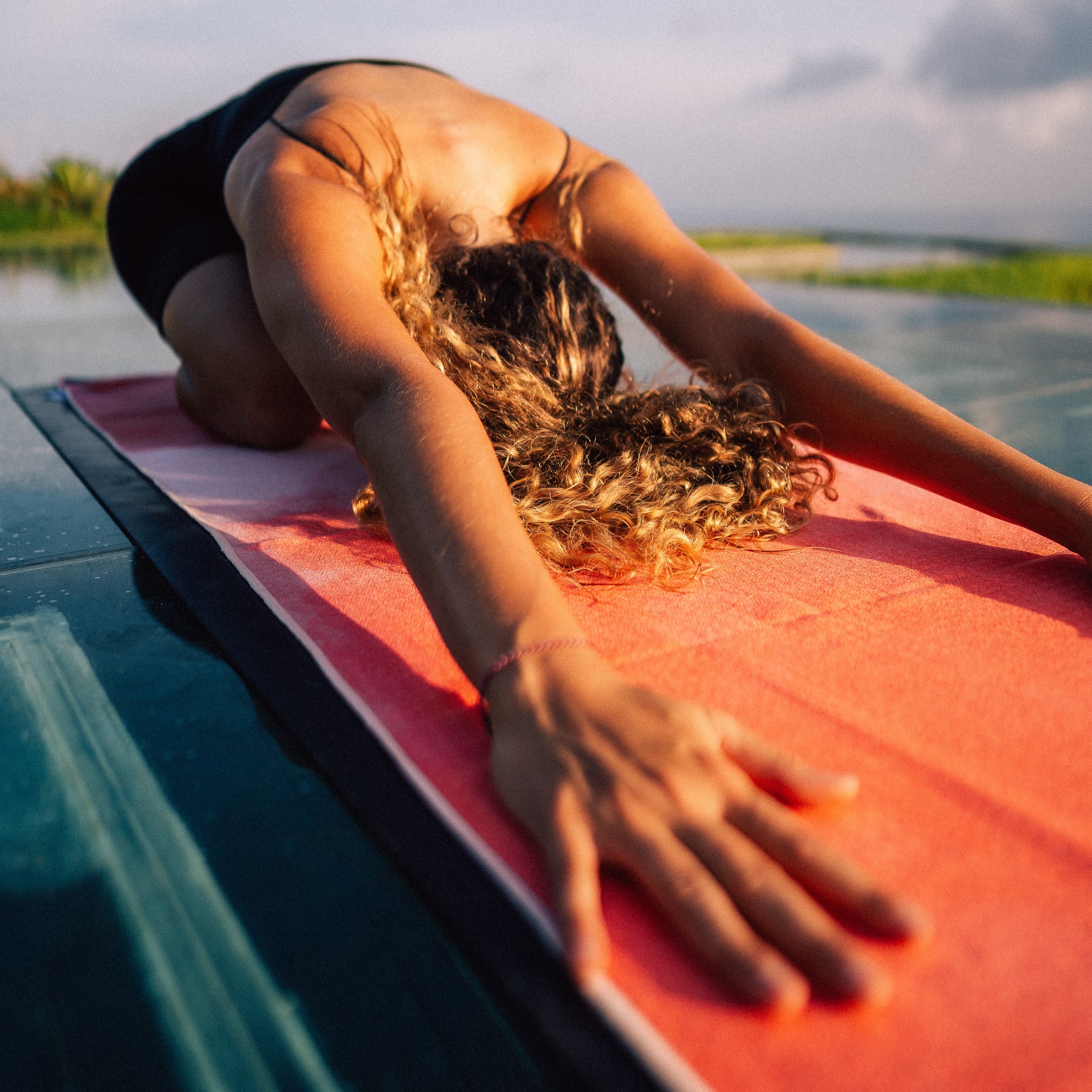 Red Horizon - Rutschfestes Yoga-Handtuch mit Silikon-Noppen - WOODSANDWAVES