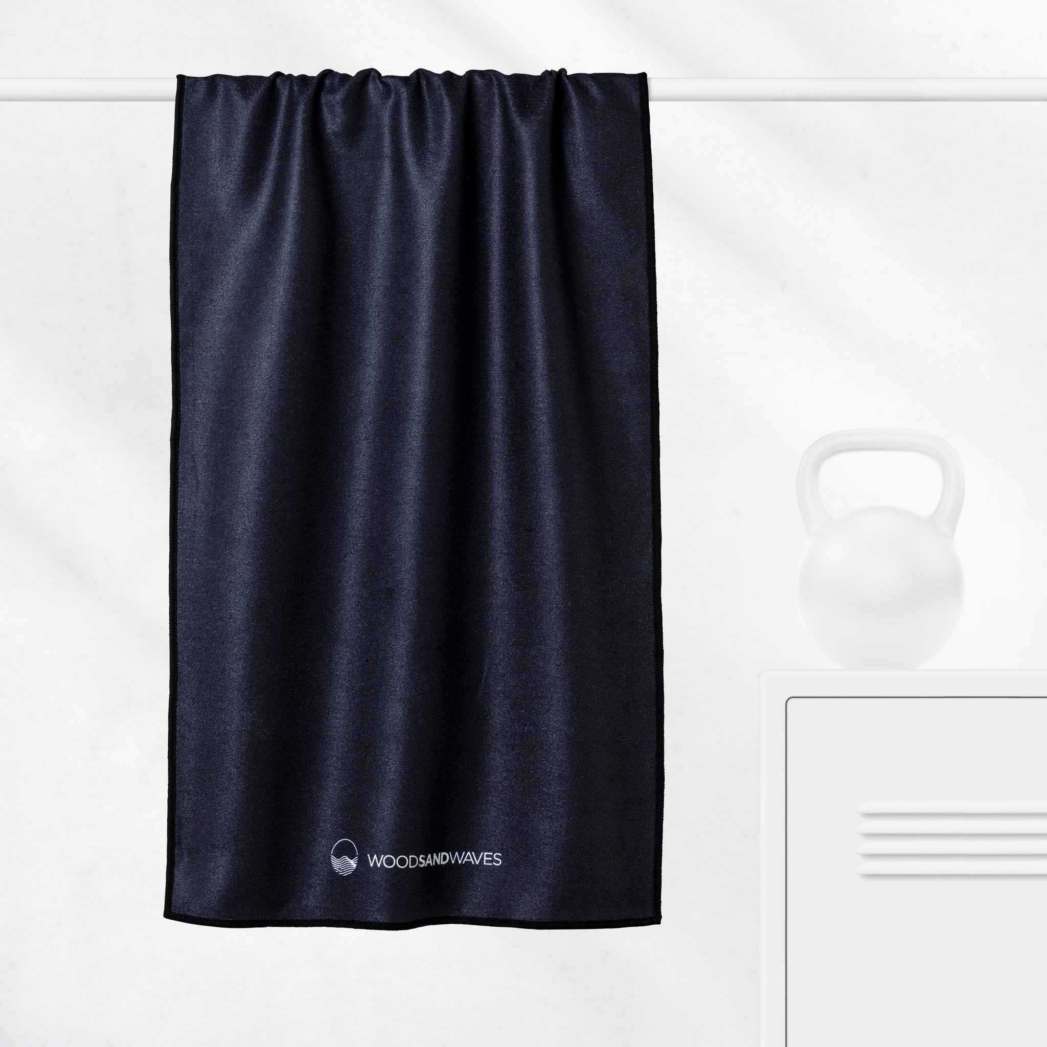 Clear Black - Sporthandtuch mit Magnet & Zipper-Tasche - WOODSANDWAVES