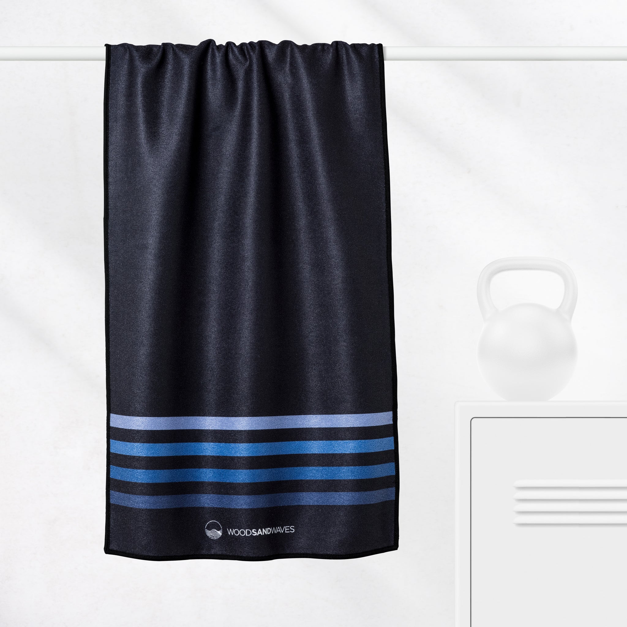 Calm Cruise Black - Sporthandtuch mit Magnet & Zipper-Tasche - WOODSANDWAVES