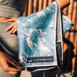 Pink Energy Flow - Sporthandtuch mit Magnet & Zipper-Tasche - WOODSANDWAVES