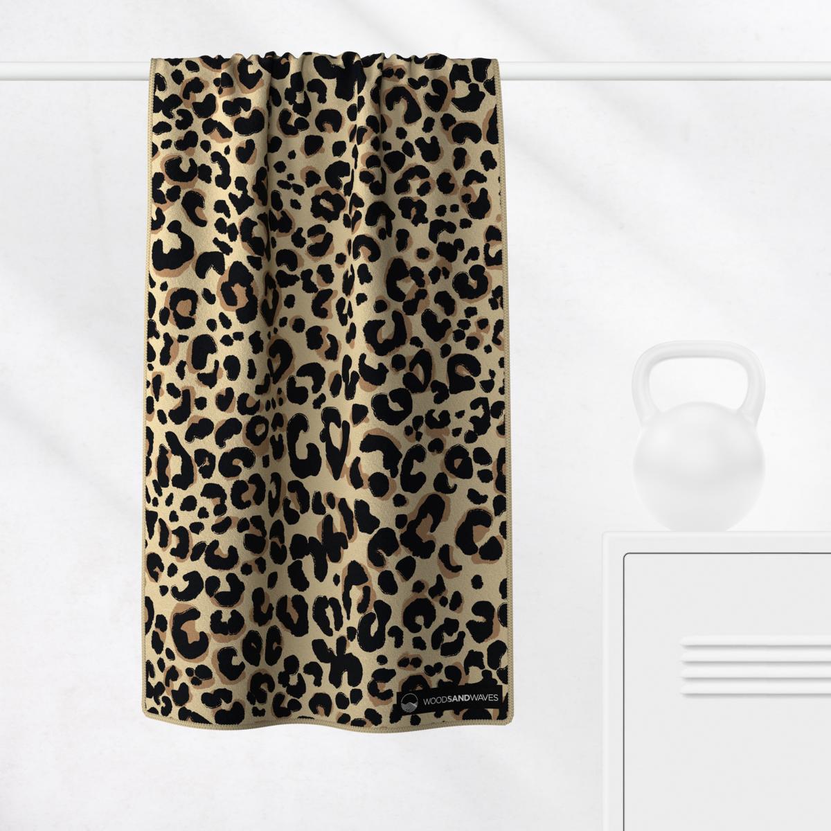 Wild Workout - Sporthandtuch mit Magnet & Zipper-Tasche - WOODSANDWAVES