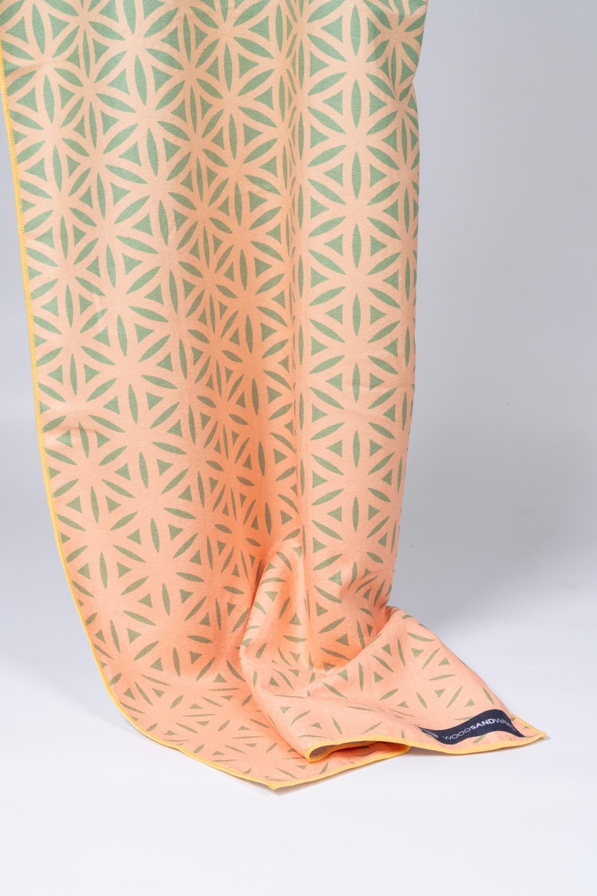 Flower of Life - Rutschfestes Yoga-Handtuch mit Silikon-Noppen - WOODSANDWAVES