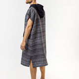 Surf-Poncho Dark Mind - für Frauen & Männer - aus schnelltrocknender und ultra-leichter Mikrofaser - WOODSANDWAVES