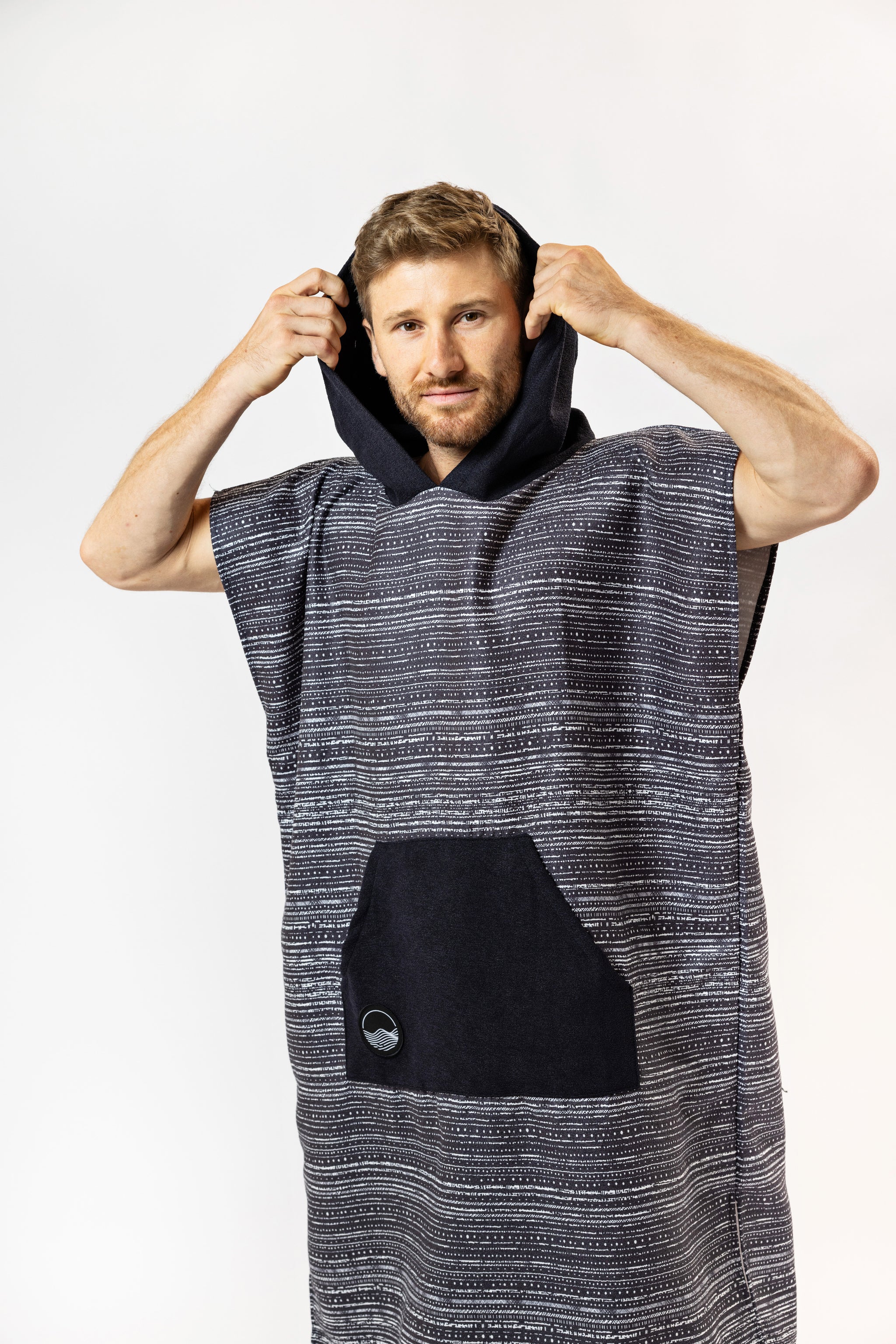 Surf-Poncho Dark Mind - für Frauen & Männer - aus schnelltrocknender und ultra-leichter Mikrofaser - WOODSANDWAVES