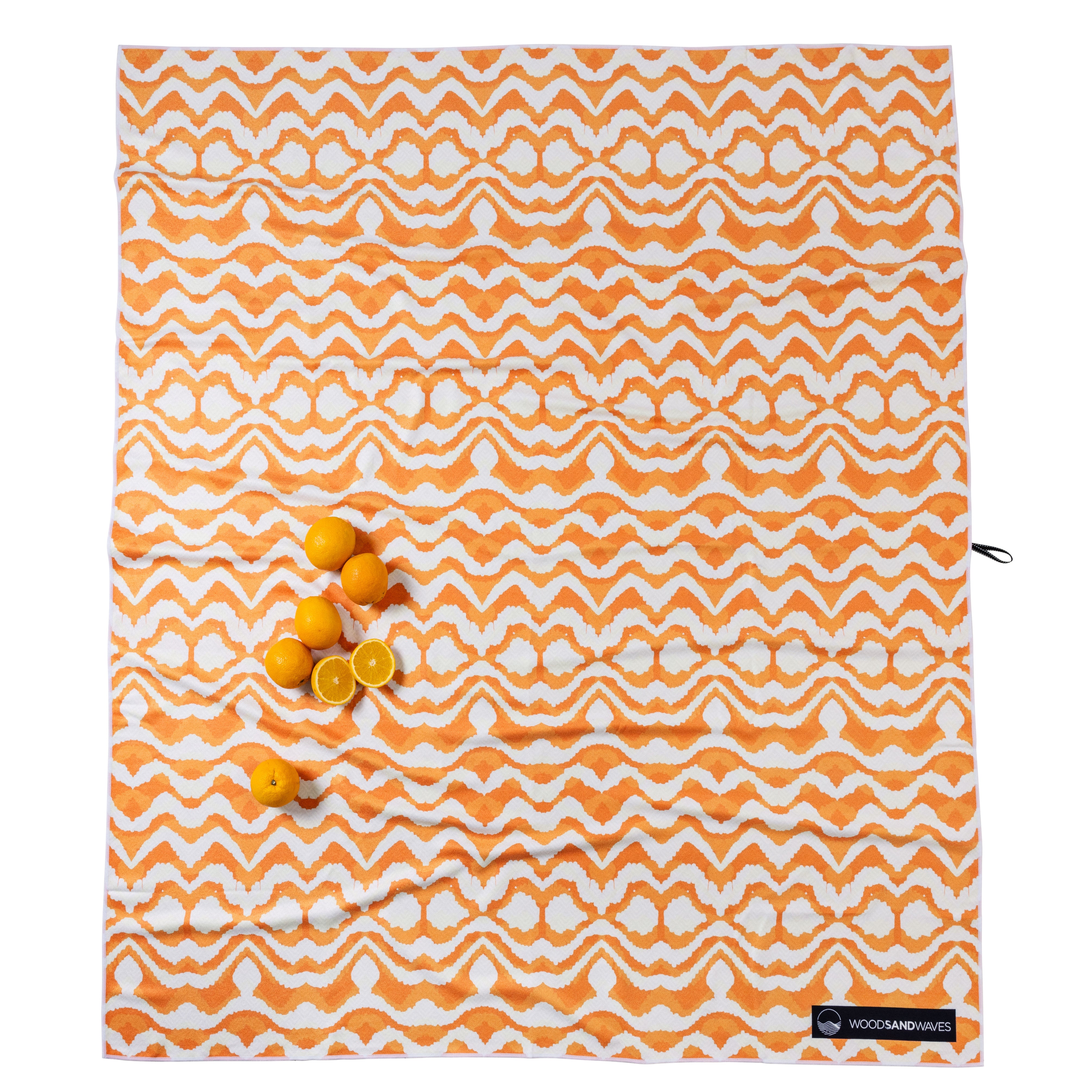 Sunset Waves - Stranddecke XXL - 180cm x 160cm - leicht, kompakt & sandabweisend - WOODSANDWAVES