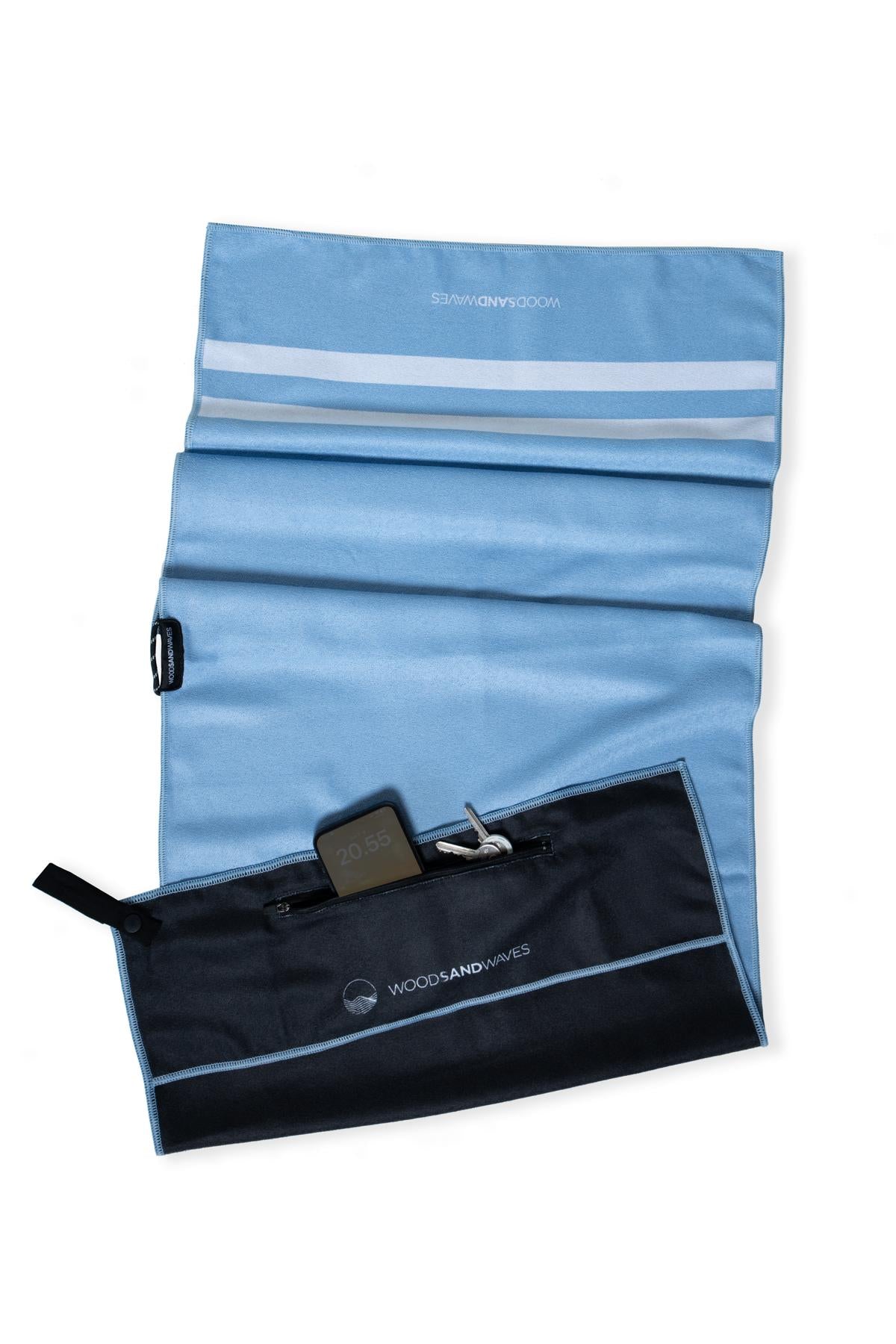 Stripes Airy Blue - Sporthandtuch mit Magnet & Zipper-Tasche - WOODSANDWAVES