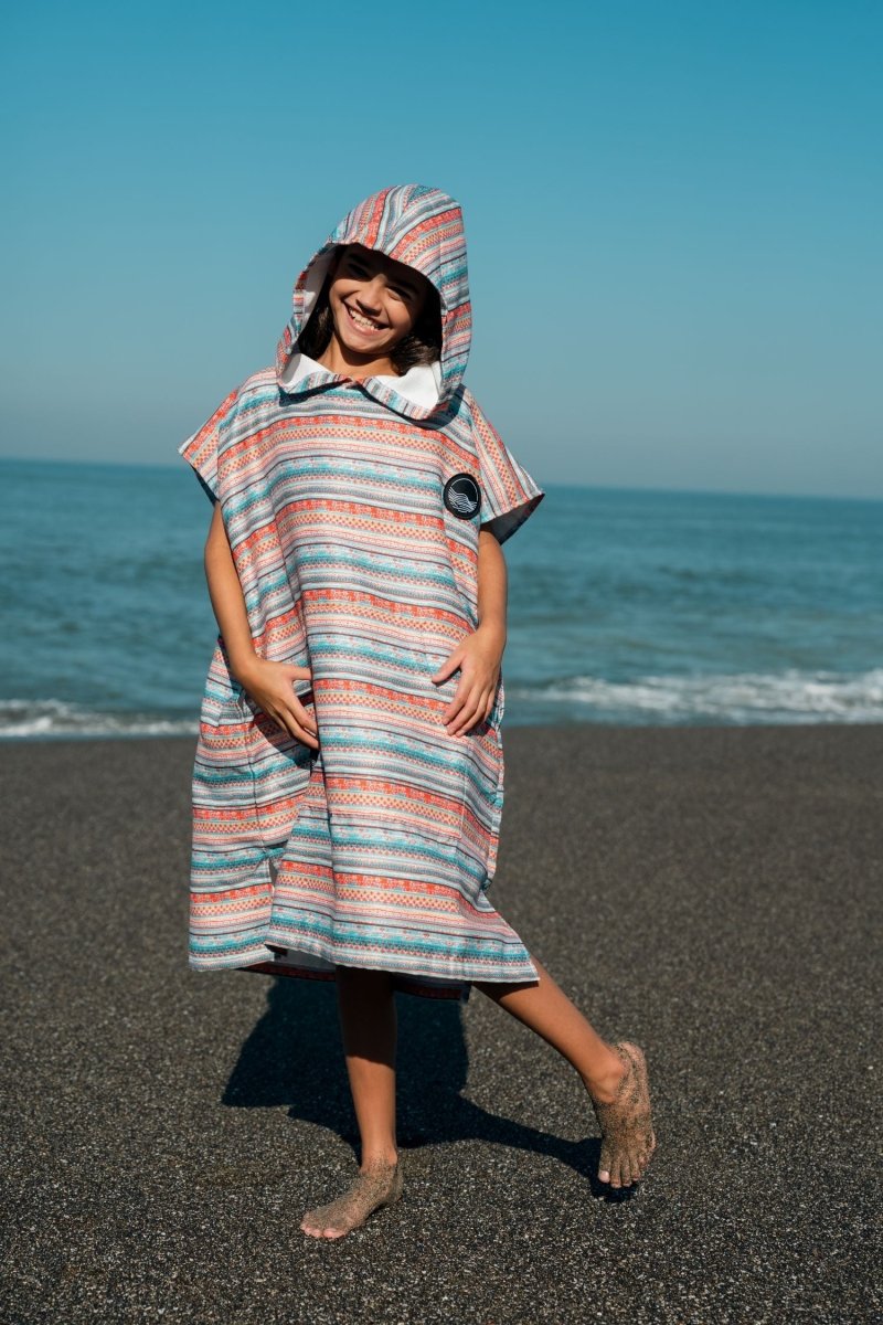 Badeponcho für Kinder (120cm - 150cm) - sanft zur Haut & extra schnell wieder trocken - aus Premium Mikrofaser - Bazaar of Dreams - (ca. 6 - 12 Jahre) - woodsandwaves.co