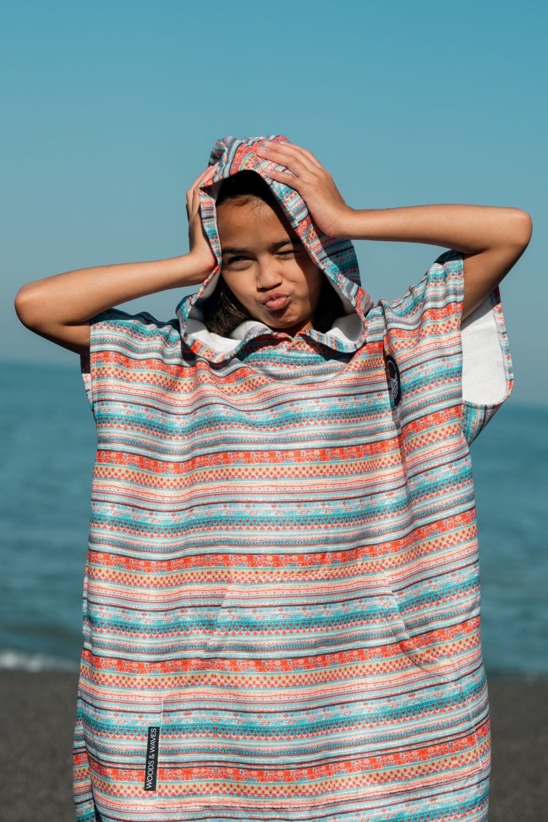 Badeponcho für Kinder (120cm - 150cm) - sanft zur Haut & extra schnell wieder trocken - aus Premium Mikrofaser - Bazaar of Dreams - (ca. 6 - 12 Jahre) - woodsandwaves.co