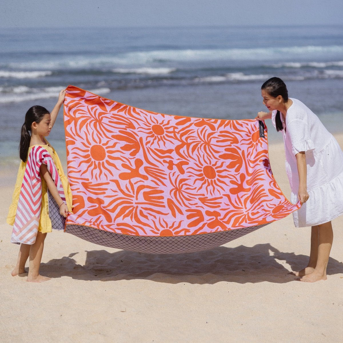 Burning Sun - Stranddecke XXL - leicht, kompakt & sandabweisend - woodsandwaves.co