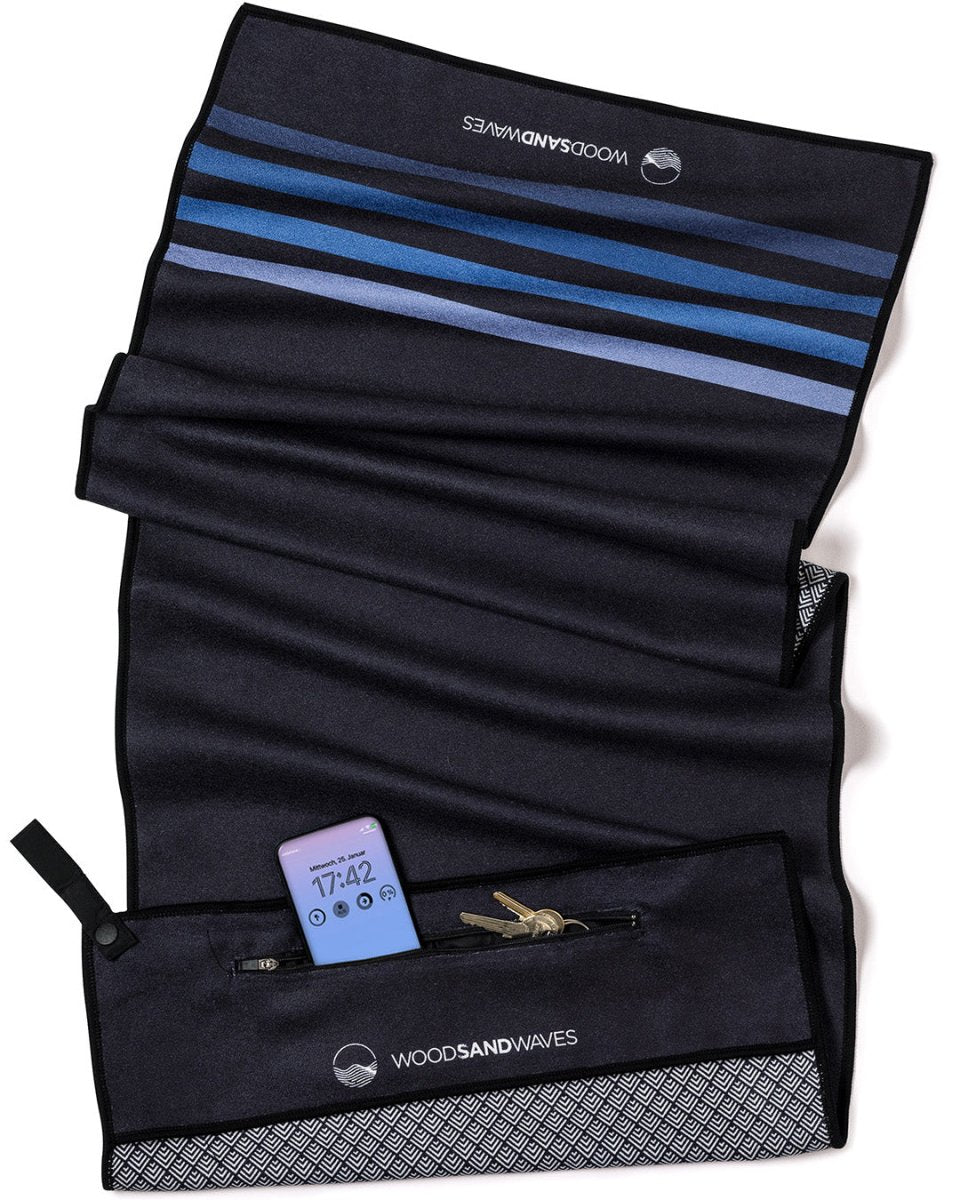 Calm Cruise Black - Sporthandtuch mit Magnet & Zipper - Tasche - woodsandwaves.co