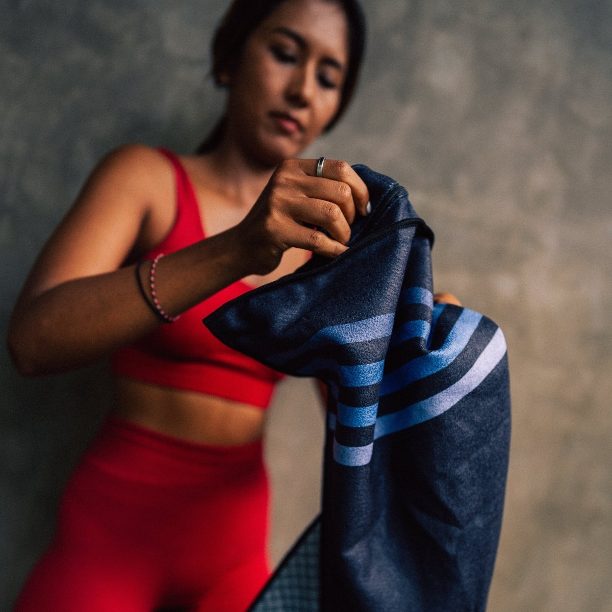 Calm Cruise Black - Sporthandtuch mit Magnet & Zipper - Tasche - woodsandwaves.co