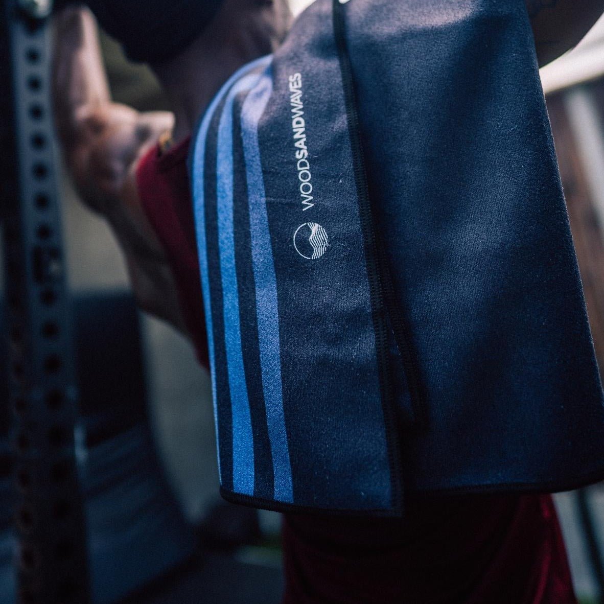 Calm Cruise Black - Sporthandtuch mit Magnet & Zipper - Tasche - woodsandwaves.co