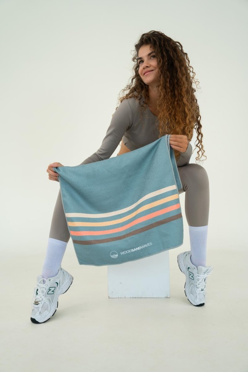 Calm Cruise Eucalyptus - Sporthandtuch mit Magnet & Zipper - Tasche - woodsandwaves.co