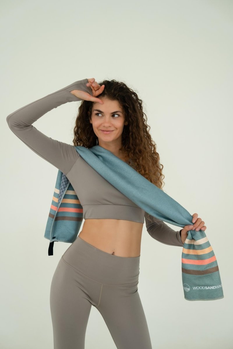 Calm Cruise Eucalyptus - Sporthandtuch mit Magnet & Zipper - Tasche - woodsandwaves.co
