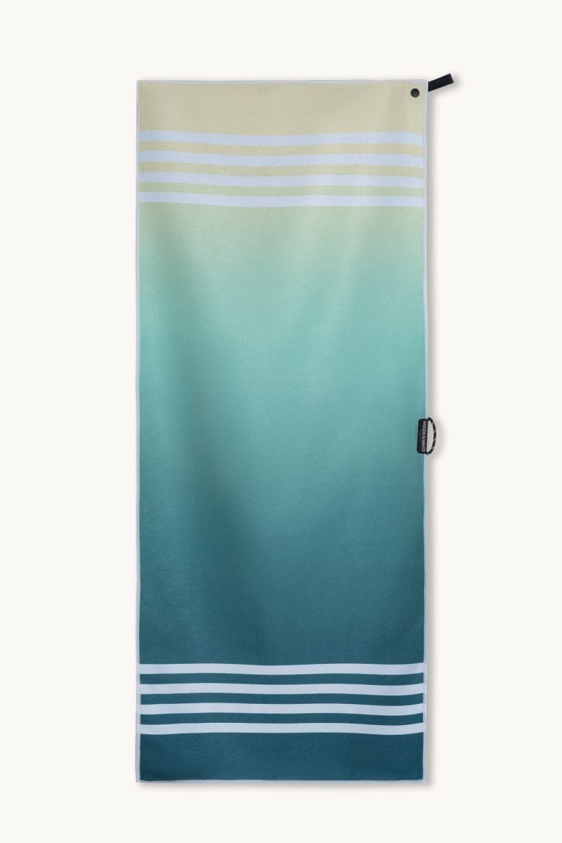 Calm Cruise Pace - Sporthandtuch mit Magnet & Zipper-Tasche - woodsandwaves.co