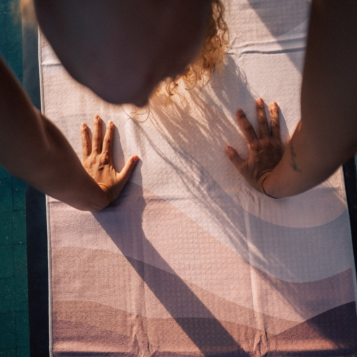 Calm Tides - Rutschfestes Yoga - Handtuch mit Silikon - Noppen - woodsandwaves.co