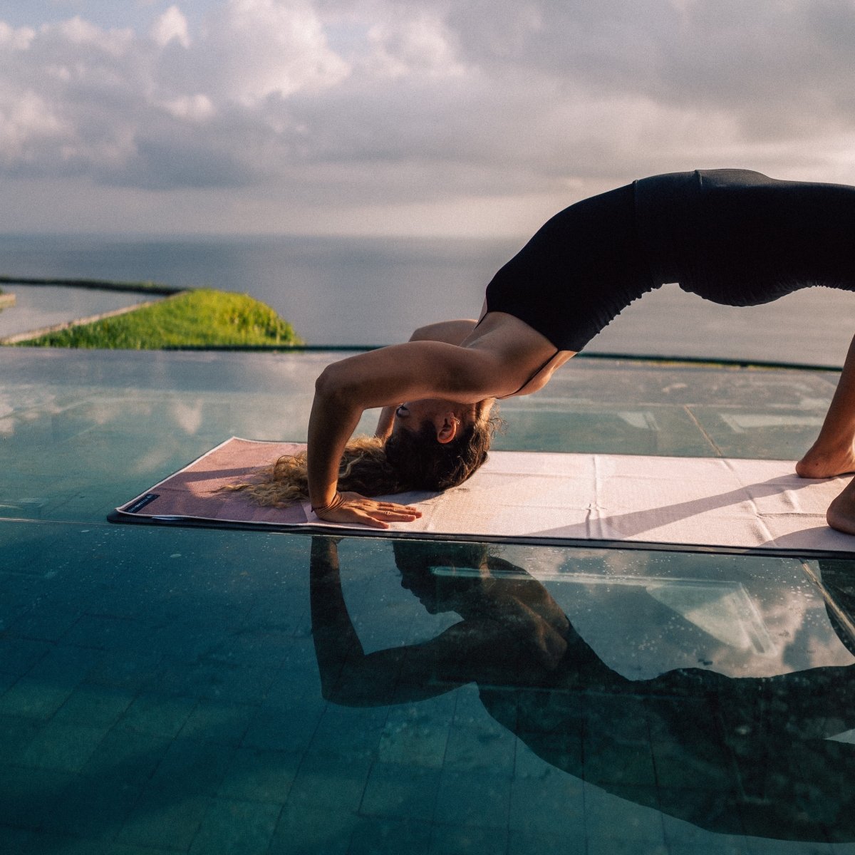 Calm Tides - Rutschfestes Yoga - Handtuch mit Silikon - Noppen - woodsandwaves.co