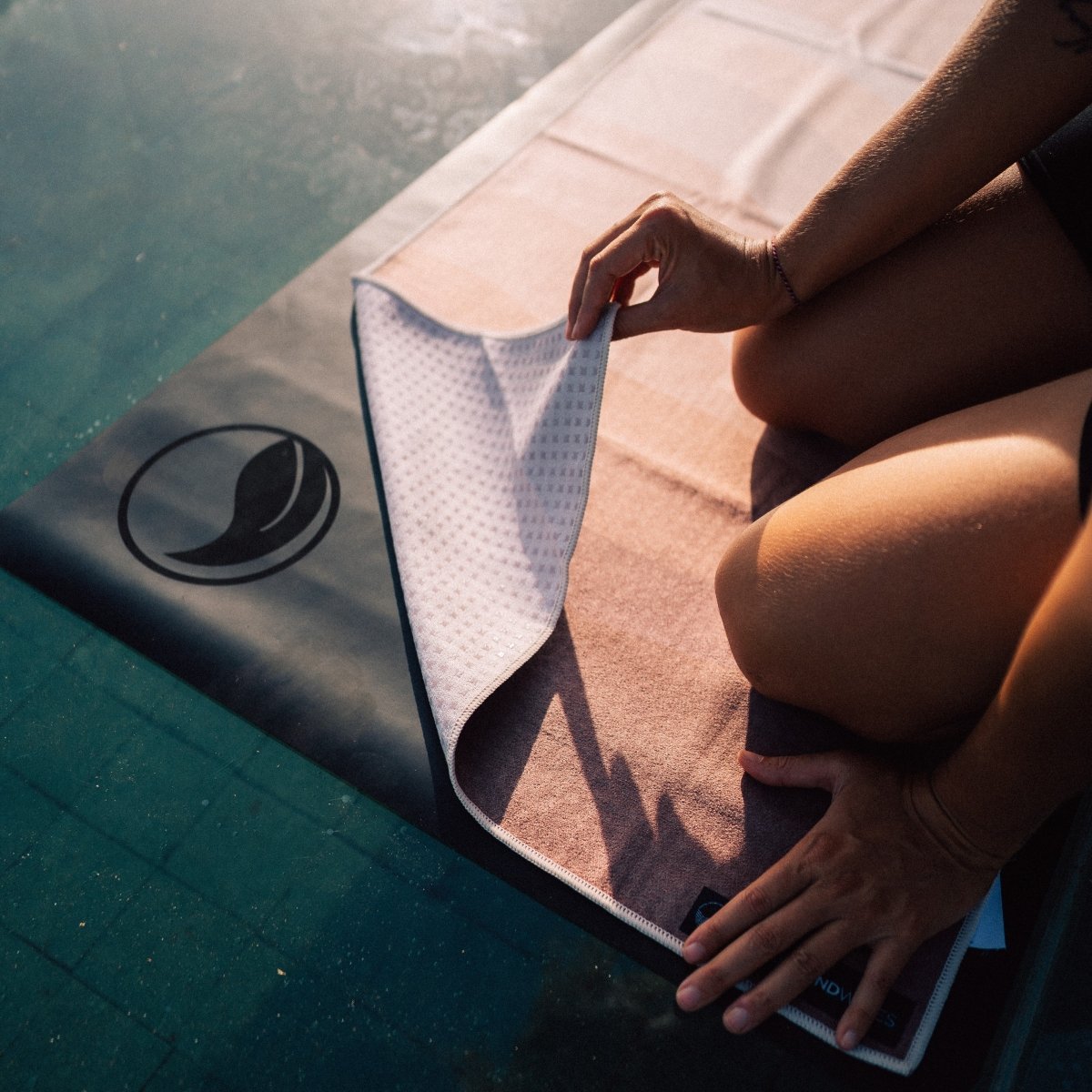 Calm Tides - Rutschfestes Yoga - Handtuch mit Silikon - Noppen - woodsandwaves.co