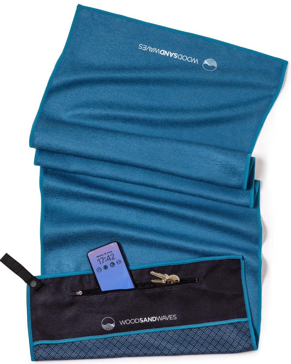 Clear Blue - Sporthandtuch mit Magnet & Zipper - Tasche - woodsandwaves.co