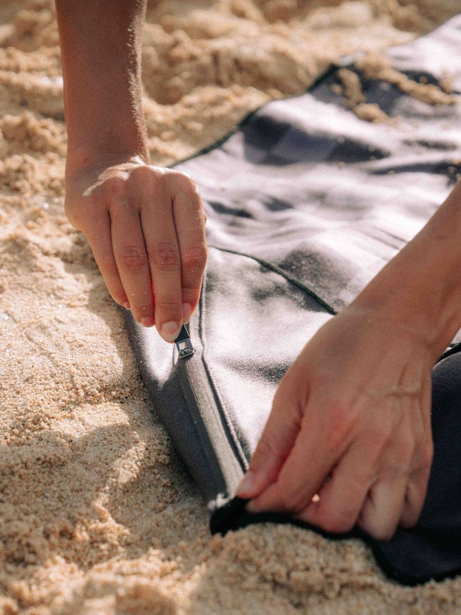 Cocoa Shore - Schnelltrocknendes Reise - und Strandtuch mit Geheimfach - woodsandwaves.co