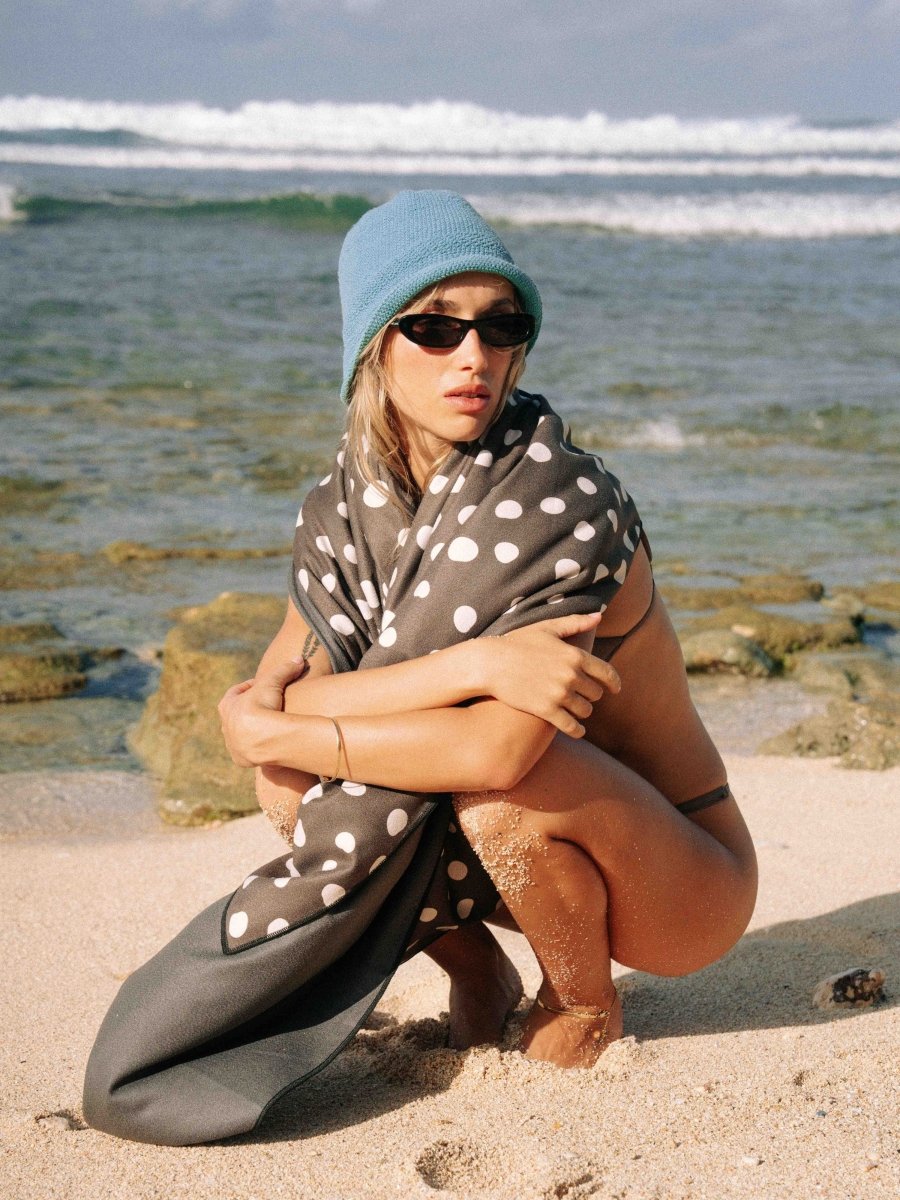 Cocoa Shore - Schnelltrocknendes Reise - und Strandtuch mit Geheimfach - woodsandwaves.co