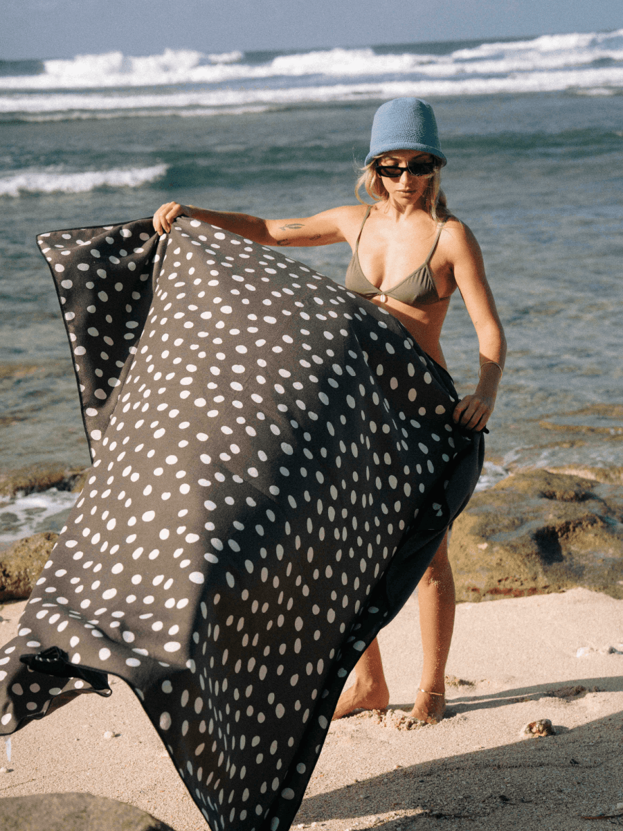 Cocoa Shore - Stranddecke XXL - leicht, kompakt & sandabweisend - woodsandwaves.co