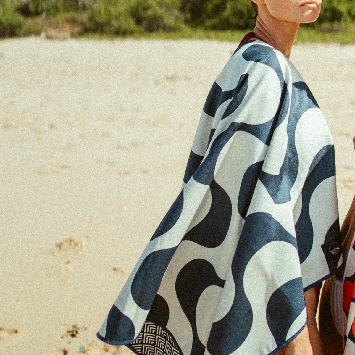 Copacabana - Schnelltrocknendes Reise - und Strandtuch mit Geheimfach - woodsandwaves.co