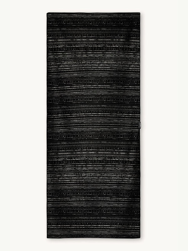 Dark Mind - Schnelltrocknendes Reise - und Strandtuch mit Geheimfach - woodsandwaves.co