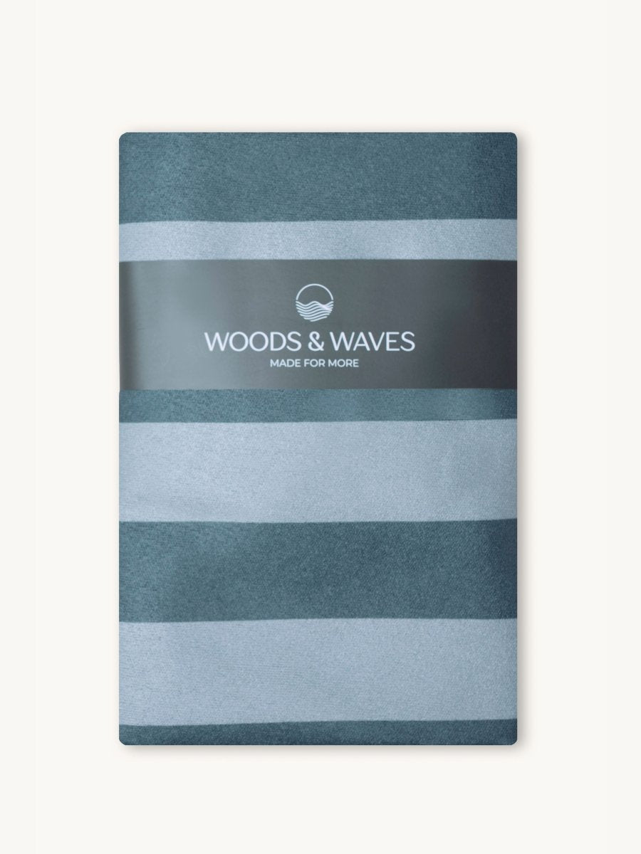 Deep Pine - Schnelltrocknendes Reise - und Strandtuch mit Geheimfach - woodsandwaves.co