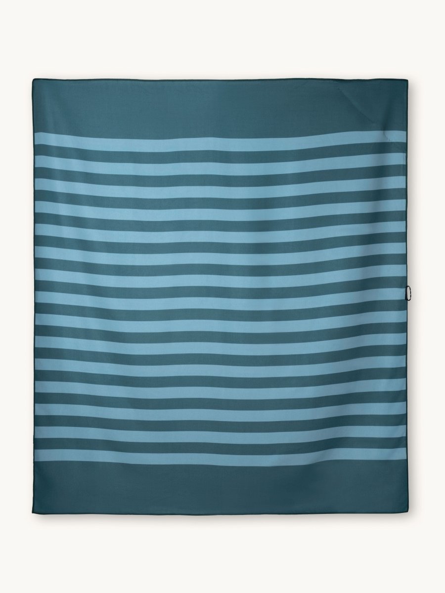 Deep Pine - Stranddecke XXL - leicht, kompakt & sandabweisend - woodsandwaves.co