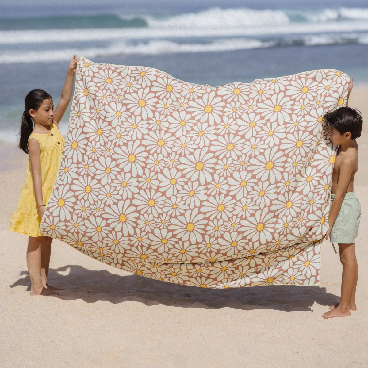 Flower Breeze - Stranddecke XXL - leicht, kompakt & sandabweisend - woodsandwaves.co
