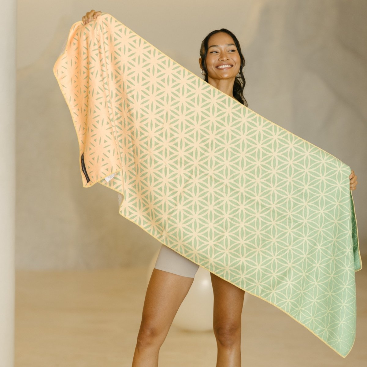 Flower of Life - Rutschfestes Yoga - Handtuch mit Silikon - Noppen - woodsandwaves.co