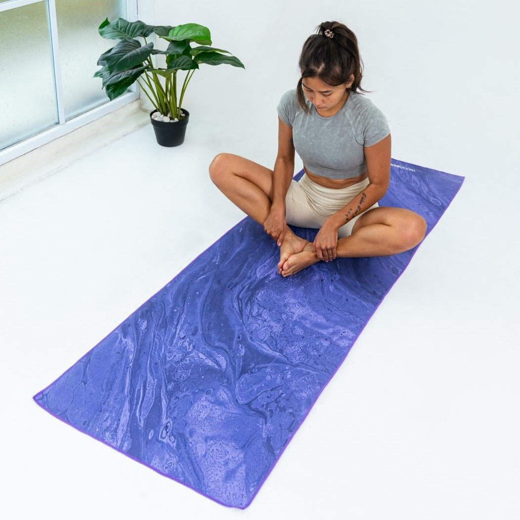 Flowing Harmony - Rutschfestes Yoga - Handtuch mit Silikon - Noppen - woodsandwaves.co