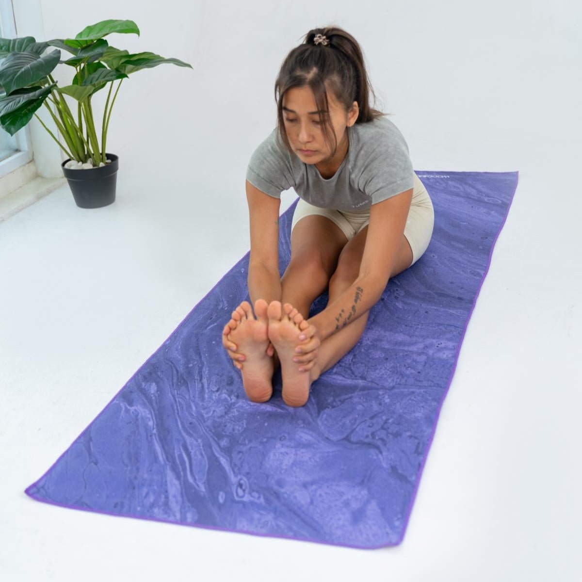 Flowing Harmony - Rutschfestes Yoga - Handtuch mit Silikon - Noppen - woodsandwaves.co