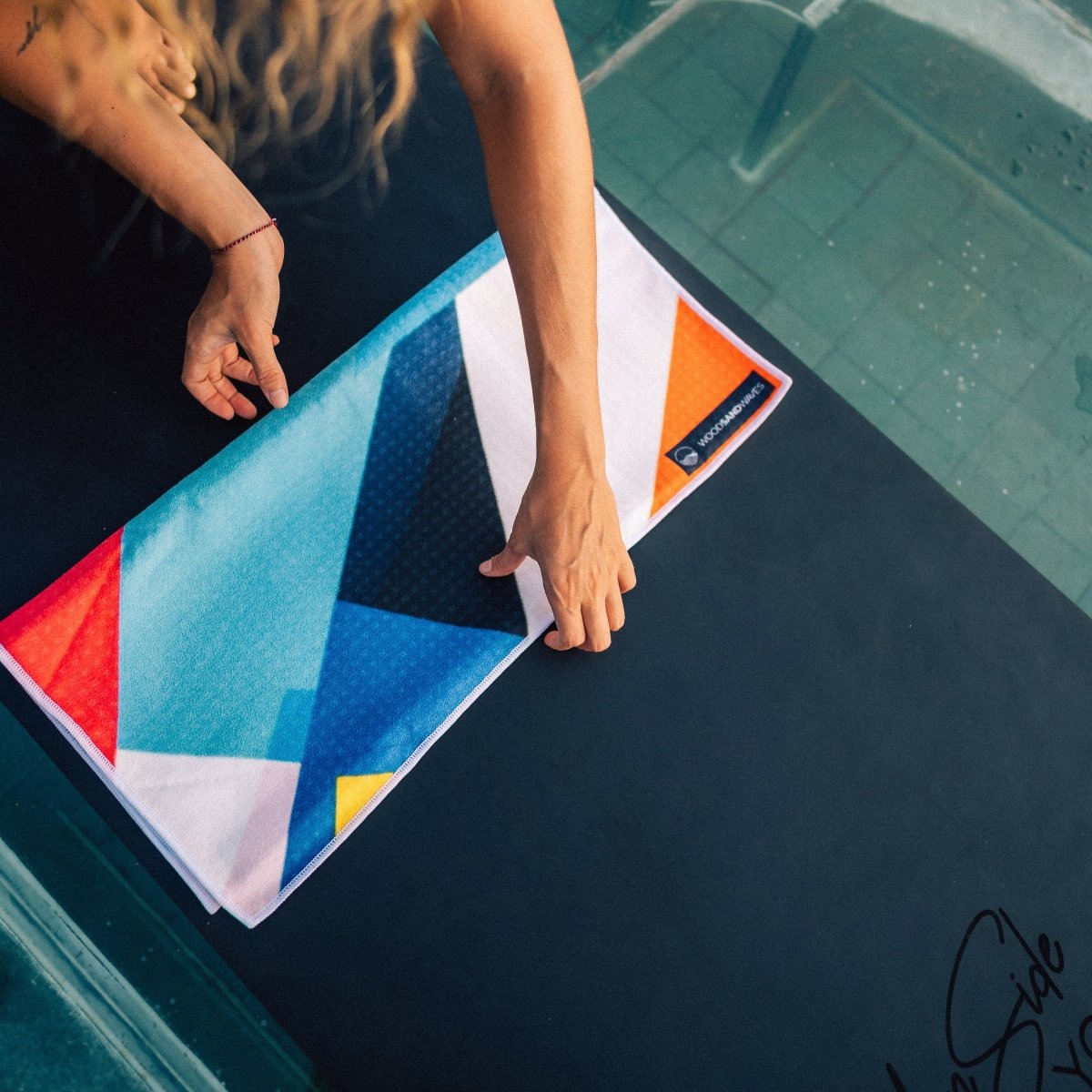 Geometric Energy - Rutschfestes Yoga - Handtuch mit Silikon - Noppen - woodsandwaves.co