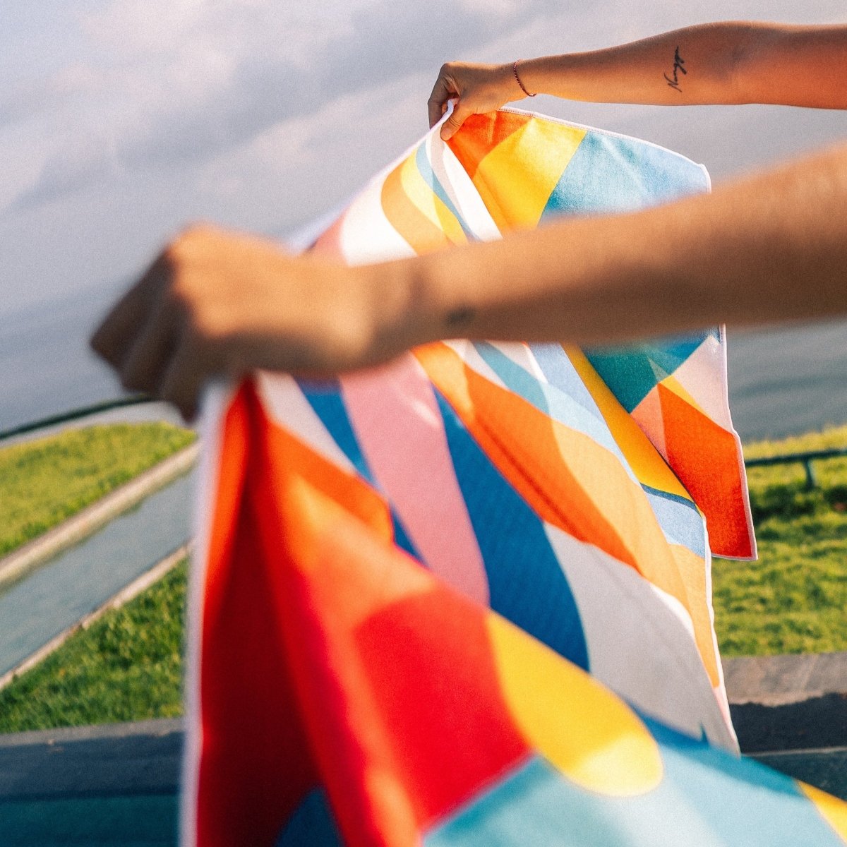 Geometric Energy - Rutschfestes Yoga - Handtuch mit Silikon - Noppen - woodsandwaves.co