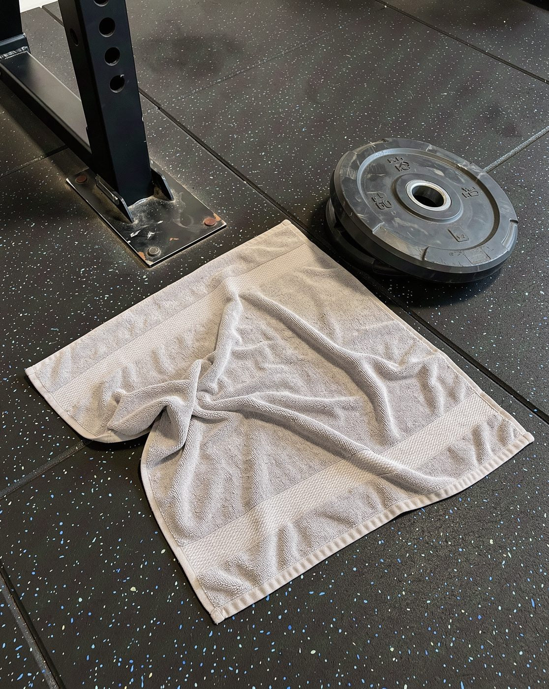 Herkömmliches Baumwollhandtuch liegt auf dem Boden im Gym