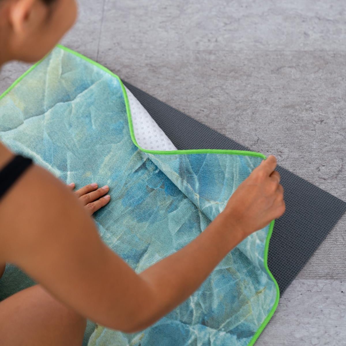 Jade Healing - Rutschfestes Yoga - Handtuch mit Silikon - Noppen - woodsandwaves.co