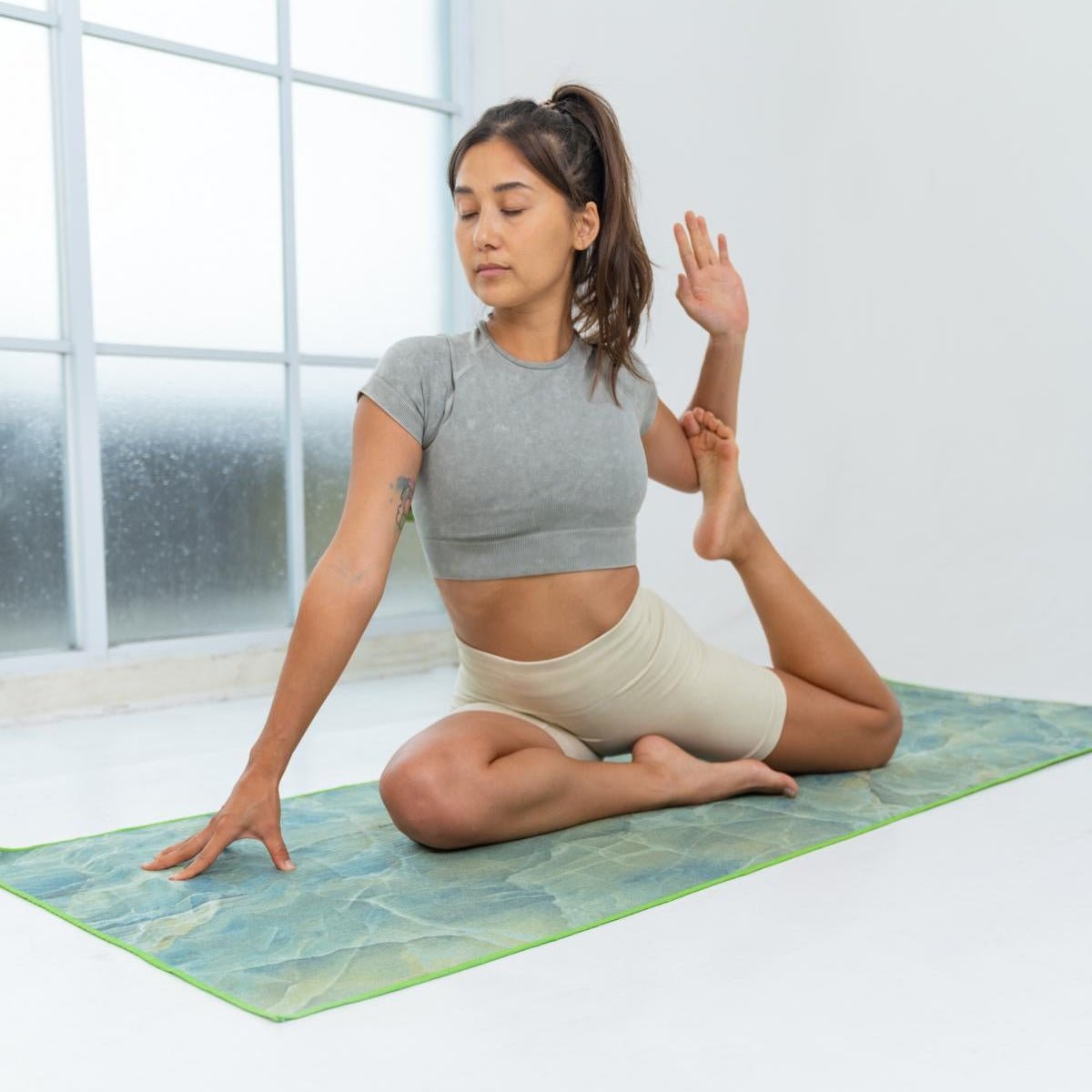 Jade Healing - Rutschfestes Yoga - Handtuch mit Silikon - Noppen - woodsandwaves.co