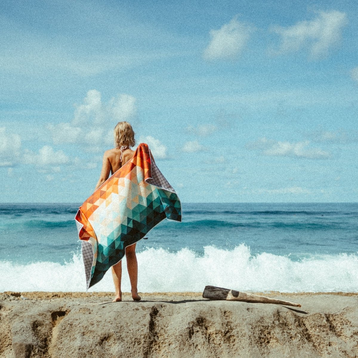 Kaleidoscope Orange - Schnelltrocknendes Reise - und Strandtuch mit Geheimfach - woodsandwaves.co