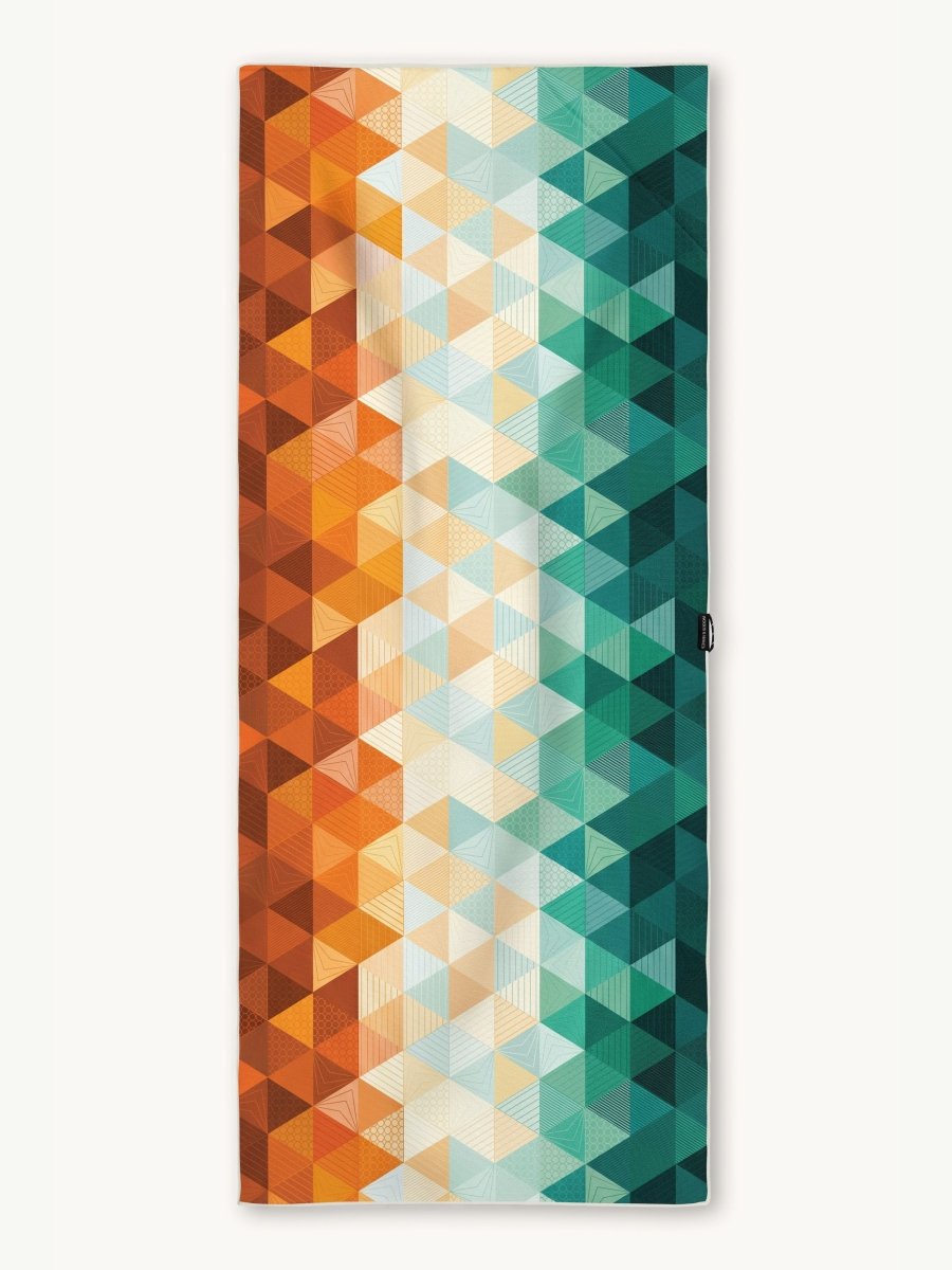 Kaleidoscope Orange - Schnelltrocknendes Reise - und Strandtuch mit Geheimfach - woodsandwaves.co