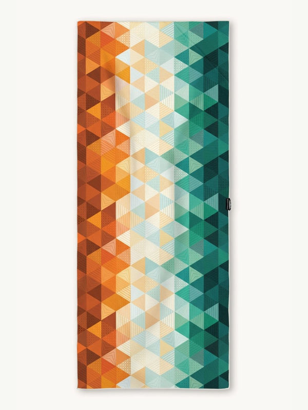 Kaleidoscope Orange - Schnelltrocknendes Reise - und Strandtuch mit Geheimfach - woodsandwaves.co