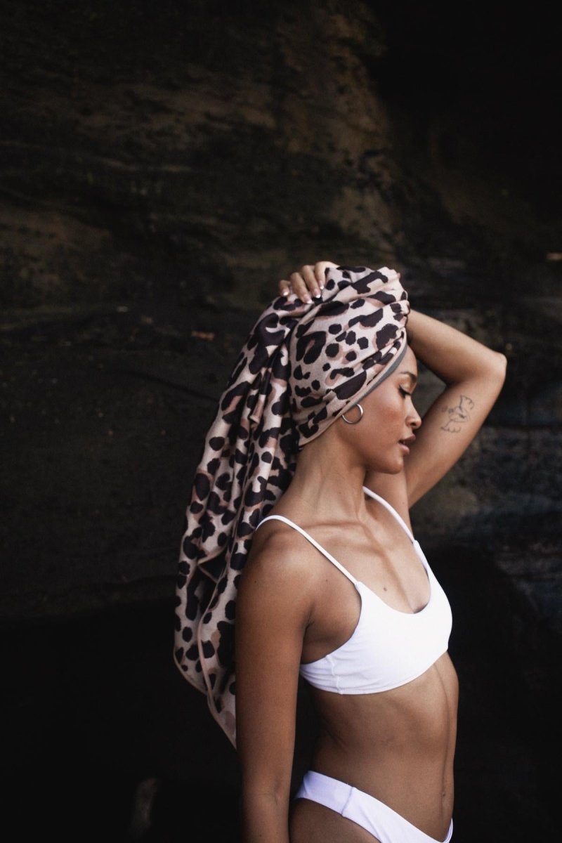 Leo Swim - Schnelltrocknendes Reise - und Strandtuch mit Geheimfach - woodsandwaves.co