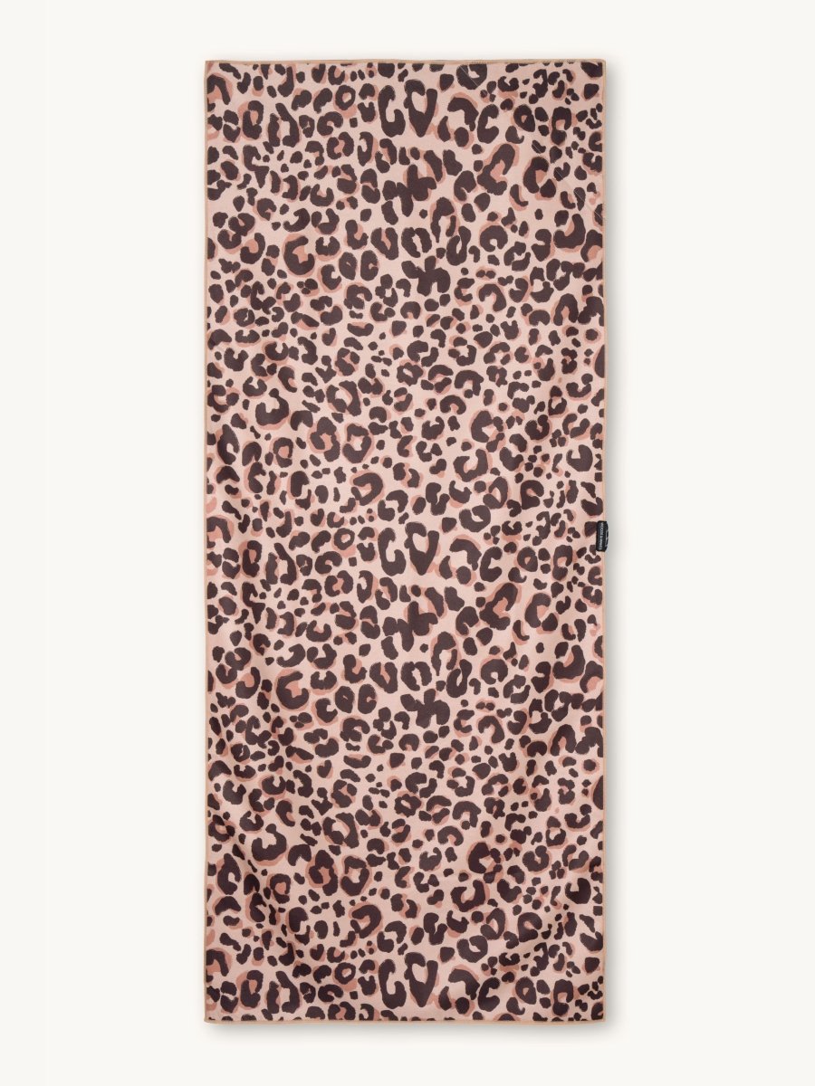 Leo Swim - Schnelltrocknendes Reise - und Strandtuch mit Geheimfach - woodsandwaves.co