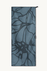 Midnight Bloom - Sporthandtuch mit Magnet & Zipper-Tasche - woodsandwaves.co
