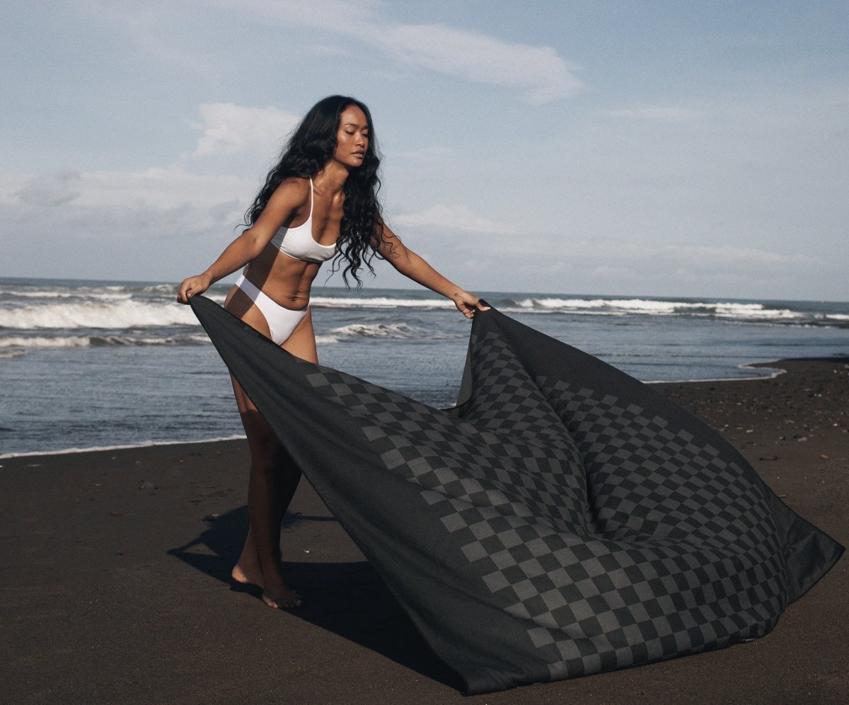 Midnight Coast - Stranddecke XXL - leicht, kompakt & sandabweisend - woodsandwaves.co