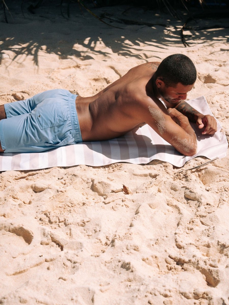 Morning Sand - Schnelltrocknendes Reise - und Strandtuch mit Geheimfach - woodsandwaves.co